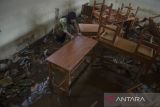 Perwakilan guru membersihkan ruangan dan buku yang terendam lumpur akibat banjir bandang Sungai Cimanuk di Sekolah PGRI Garut, Jawa Barat, Sabtu (16/7/2022). Banjir bandang akibat luapan Sungai Cimanuk saat intensitas curah hujan yang tinggi pada Jumat (15/7) kemarin mengakibatkan sejumlah sekolah hingga rumah ibadah rusak berat. ANTARA FOTO/Novrian Arbi/agr
