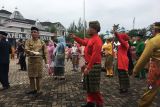 Lagu Pesan Mendunia buah karya Bupati Kubu Raya Muda Mahendra, meriahkan perayaan HUT ke 15 Kabupaten Kubu Raya, Provinsi Kalbar, Ahad (17/7). Lagu tersebut menjadi pengiring tari massal dan tik tok yang digelar di halaman Kantor Bupati Kubu Raya, diikuti Gubernur Kalbar Sutarmidji (bersarung tangan) serta unsur pimpinan daerah Kubu Raya dan masyarakat. Foto Antara/Evy R. Syamsir.