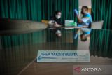 Petugas kesehatan menyiapkan vaksin bagi calon penumpang di Bandara Husein Sastranegara, Bandung, Jawa Barat, Minggu (17/7/2022). Pemerintah mulai memberlakukan kebijakan wajib vaksinasi ketiga atau booster COVID-19 sebagai syarat perjalanan dan masuk ke ruang publik pada hari ini, Minggu (17/7/2022) guna mengejar cakupan vaksin booster yang hingga saat ini baru mencapai 25,33 persen. ANTARA FOTO/Raisan Al Farisi/agr