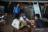 Calon penumpang menjalani tes kesehatan sebelum mendapatkan vaksinasi booster di Bandara husein Sastranegara, Bandung, Jawa Barat, Minggu (17/7/2022). Pemerintah mulai memberlakukan kebijakan wajib vaksinasi ketiga atau booster COVID-19 sebagai syarat perjalanan dan masuk ke ruang publik pada hari ini, Minggu (17/7/2022) guna mengejar cakupan vaksin booster yang hingga saat ini baru mencapai 25,33 persen. ANTARA FOTO/Raisan Al Farisi/agr