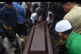Sejumlah kerabat memakamkan jenazah Mahmud Ismaun korban penembakan kelompok kriminal bersenjata (KKB) di Palu, Sulawesi Tengah, Senin (18/7/2022). Mahmud Ismaun yang merupakan supir pribadi Bupati Nduga menjadi salah satu korban penembakan KKB di Papua. ANTARA FOTO/Mohamad Hamzah/nym.