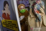 Petugas kesehatan menyuntikkan vaksin COVID-19 dosis ketiga kepada pegawai negeri sipil sebagai syarat perjalanan di Kabupaten Ciamis, Jawa Barat, Selasa (19/7/2022). Kementerian Kesehatan mencatat capaian vaksinasi dosis ketiga secara Nasional masih di angka 25,48 persen atau sebanyak 53.056.762 orang dari target penerima 208 juta orang. ANTARA FOTO/Adeng Bustomi/agr