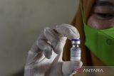 Petugas menunjukan vaksin COVID-19 dosis ketiga sebagai syarat perjalanan di Kabupaten Ciamis, Jawa Barat, Selasa (19/7/2022). Kementerian Kesehatan mencatat capaian vaksinasi dosis ketiga secara Nasional masih di angka 25,48 persen atau sebanyak 53.056.762 orang dari target penerima 208 juta orang. ANTARA FOTO/Adeng Bustomi/agr
