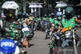 Prajurit TNI bersiap untuk mendistribusikan minyak goreng di Kodim 0618 Bandung, Jawa Barat, Selasa (18/7/2022). Pemerintah Kota Bandung bersama Kodim 0618 mendistribusikan 2.200 dus atau 25.200 liter minyak goreng murah ke setiap kecamatan di Kota Bandung yang ditujukan untuk menstabilkan harga minyak goreng. ANTARA FOTO/Raisan Al Farisi/agr
