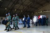 Sejumlah prajurit TNI AU mengusung peti jenazah penerbang Pesawat T-50i Golden Eagle TT-5009  Lettu Pnb Allan Safitra Indra Wahyudi untuk selanjutnya diterbangkan ke Jakarta dari persemayaman Hanggar Skadron Udara 15 Lanud Iswahjudi, Magetan, Jawa Timur, Selasa (19/7/2022). Pesawat tempur Golden Eagle yang berpangkalan di Skadron Udara 15 mengalami kecelakaan saat melakukan latihan terbang malam dan mengakibatkan penerbangnya Lettu Pnb Allan Safitra Indra Wahyudi meninggal Senin (18/7). Antara Jatim/Siswowidodo