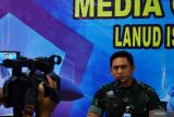 Kepala Dinas Penerangan TNI AU (Kadispenau) Marsma TNI Indan Gilang Buldansyah memberikan keterangan kepada wartawan terkait kecelakaan Pesawat T-50i Golden Eagle TT-5009 di Lanud Iswahjudi, Magetan, Jawa Timur, Selasa (19/7/2022). Menurut Kadispenau Indan Gilang, TNI AU membentuk tim Panitia Penyelidikan Kecelakaan Pesawat Udara (PPKPU) guna menyelidiki penyebab kecelakaan pesawat Golden Eagle saat melakukan latihan terbang malam di Blora, Jawa Tengah hingga mengakibatkan penerbangnya Lettu Pnb Allan Safitra Indra Wahyudi meninggal dunia. Antara Jatim/Siswowidodo/Ds