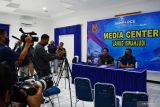 Kepala Dinas Penerangan TNI AU (Kadispenau) Marsma TNI Indan Gilang Buldansyah (kedua kanan) memberikan keterangan kepada wartawan terkait kecelakaan Pesawat T-50i Golden Eagle TT-5009 di Lanud Iswahjudi, Magetan, Jawa Timur, Selasa (19/7/2022). Menurut Kadispenau Indan Gilang, TNI AU membentuk tim Panitia Penyelidikan Kecelakaan Pesawat Udara (PPKPU) guna menyelidiki penyebab kecelakaan pesawat Golden Eagle saat melakukan latihan terbang malam di Blora, Jawa Tengah hingga mengakibatkan penerbangnya Lettu Pnb Allan Safitra Indra Wahyudi meninggal dunia. Antara Jatim/Siswowidodo/Ds
