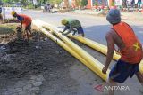 Pekerja menyelesaikan pemasangan jaringan pipa gas bumi di Balongan, Indramayu, Jawa Barat, Selasa (19/7/2022). Kementerian Energi dan Sumber Daya Mineral (ESDM) melalui program 