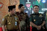 Kepala Staf Angkatan Darat (KASAD) Jenderal TNI Dudung Abdurachman (kanan) berbincang dengan Gubernur Jambi Al Haris (kiri) dan Ketua DPRD Provinsi Jambi Edi Purwanto (tengah) usai menyampaikan kuliah umum di hadapan mahasiswa dan civitas akademika Universitas Jambi, Jambi, Selasa (19/7/2022). Kuliah umum yang dihadiri ribuan mahasiswa itu mengangkat tema “Pluralisme dalam Bingkai NKRI”. ANTARA FOTO/Wahdi Septiawan/rwa.