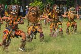 Peserta menampilkan tarian Gedruk saat mengikuti pagelaran Kesenian Tari Gedruk Massal di Jatinom, Klaten, Jawa Tengah, Rabu (20/7/2022). Tarian massal tersebut diikuti kelompok seni tari dan masyarkat setempat untuk melestarikan kesenian tarian lokal. ANTARA FOTO/Aloysius Jarot Nugroho/nym.