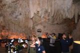 Petugas melakukan peninjauan lapangan untuk memeriksa legalitas bangunan Restoran The Cave di kawasan Pecatu, Badung, Bali, Selasa (19/7/2022). Restoran unik yang terletak di dalam gua itu dihentikan operasionalnya sementara karena belum melengkapi izin dan sedang menunggu kajian dari sejumlah instansi terkait pemanfaatan gua tersebut sebagai restoran. ANTARA FOTO/Fikri Yusuf/rwa.