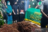 Suasana haru saat pemakaman Jenazah pilot Citilink di TPU Pondok Kelapa