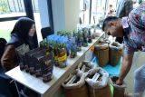 Pelaku UMKM menata produk kopi pada acara Ijen Coffee Market di Banyuwangi, Jawa Timur, Rabu (20/7/2022). Acara yang diikuti petani dan pelaku UMKM kopi di sekitar Gunung ijen tersebut sebagai upaya untuk mendorong agar tidak hanya mengekspor kopi mentah namun juga kopi olahan guna menambah nilai ekonomi. ANTARA Jatimi Candra Setya/zk