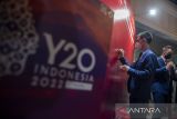 Perwakilan delegasi menulis pesan saat menghadiri jamuan malam KTT Y20 Indonesia 2022 di Gedung Sate, Bandung, Jawa Barat, Kamis (21/7/2022). KTT Y20 yang merupakan rangkaian dari presidensi G20 tersebut membahas empat isu prioritas yakni ketenagakerjaan pemuda, transformasi digital, planet yang berkelanjutan, dan layak huni, serta mengenai keberagaman dan inklusifitas. ANTARA FOTO/M Agung Rajasa/agr