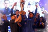 Presiden Arema FC, Gilang Widya Permana (kiri) dan Kapten tim Arema FC, Johan Al Farisy (kanan) mengangkat tropi Piala Presiden dalam Peluncuran Tim dan Jersey  di Stadion Gajayana, Malang, Jawa Timur, Rabu (20/7/2022). Arema kembali menargetkan  juara dalam kompetisi Liga 1  yang akan mulai bergulir pada tanggal 23 Juli 2022. ANTARA Jatim/Ari Bowo Sucipto/zk