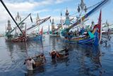 Sejumlah nelayan membongkar muatan ikan hasil tangkapan di Pelabuhan Perikanan Nusantara Pengambengan, Jembrana, Bali, Kamis (21/7/2022). Berdasarkan data Tempat Pelelangan Ikan (TPI) di pelabuhan tersebut, hasil tangkapan ikan mengalami penurunan sejak bulan Juni 2022 berjumlah 955.844 kg dibandingkan dengan bulan Mei 2022 berjumlah 1.098.028 kg yang disebabkan cuaca buruk. ANTARA FOTO/Nyoman Hendra Wibowo/nym.