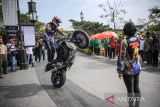 Anggota komunitas motor trabas melakukan aksi gaya bebas saat pameran inovasi automotif di Kiara Artha Park, Bandung, Jawa Barat, Jumat (22/7/2022). Pameran Inovasi Automotif yang diadakan oleh Kodam III Siliwangi tersebut menampilkan inovasi kendaraan roda empat dan roda dua dari berbagai komunitas di Kota Bandung yang digelar dalam rangka memeriahkan HUT RI ke 77. ANTARA FOTO/Raisan Al Farisi/agr