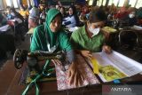 Peserta belajar mengoperasikan mesin jahit saat pelatihan menjahit di Kantor Kelurahan Tamanan, Kota Kediri, Jawa Timur, Jumat (22/7/2022). Pelatihan yang diselenggarakan pemerintah Kota Kediri dan diikuti ibu-ibu rumah tangga tersebut untuk memberikan keterampilan menjahit yang dapat menjadi usaha sampingan guna membantu perekonomian keluarga. ANTARA Jatim/Prasetia Fauzani/zk