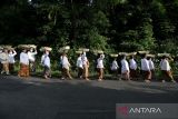 Warga membawa padi sebagai simbol kebersamaan saat perayaan adat Seren Taun di Cigugur, Kuningan, Jawa Barat, Jumat (22/7/2022). Tradisi Seren taun ini merupakan perwujudan atas rasa syukur masyarakat Cigugur yang mayoritas petani terhadap karunia sang pencipta dan dirayakan pada 22 Raya Agung tahun Saka Sunda. ANTARA FOTO/Dedhez Anggara/agr