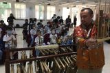 Seorang staf Kedutaan Besar RI di Beijing memperkenalkan alat musik tradisional angklung kepada murid-murid sekolah dasar di Beijing, China, Kamis (21/7/2022). Kegiatan tersebut merupakan bagian dari program pertukaran budaya Indonesia dan China. ANTARA FOTO/M. Irfan Ilmie/tom.