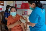 Petugas kesehatan menyuntikkan vaksin dosis ketiga kepada warga saat vaksinasi COVID-19 booster di Desa Warnasari, Jembrana, Bali, Sabtu (23/7/2022). Pemerintah Kabupaten Jembrana melakukan percepatan vaksinasi COVID-19 booster yang saat ini baru mencapai 58,27 persen dalam penerapan kebijakan tanpa karantina. ANTARA FOTO/Nyoman Hendra Wibowo/nym.