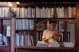 Seorang anak membaca buku di perpustakaan Dusun Senja, Desa Candikusuma, Jembrana, Bali, Sabtu (23/7/2022). Perpustakaan di kawasan desa kreatif yang merupakan program dari Kementerian Pariwisata dan Ekonomi Kreatif (Kemenparekraf) tersebut dibuka untuk menarik minat baca anak-anak yang tinggal di pelosok desa itu. ANTARA FOTO/Nyoman Hendra Wibowo/nym.