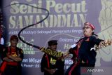 Peserta memainkan pecut saat kejuaraan seni pecut samandiman di Kota Kediri, Jawa Timur, Sabtu (23/7/2022). Kejuaraan seni pecut samandiman yang diikuti oleh 128 peserta dari Timika Papua, Bontang dan Kutai Kartanegara Kalimantan Timur dan sejumlah daerah di pulau Jawa tersebut guna memperingati Hut-1143 Kota Kediri. ANTARA Jatim/Prasetia Fauzani/zk