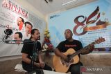 Gitaris grup musik Power Metal Ipunk (kanan) mengiringi vokalis grup musik Power Metal Bais (kiri) bernyanyi saat mengunjungi Kantor Antara Jawa Timur, Surabaya, Jawa Timur, Jumat (22/7/2022). Kunjungan personel grup musik itu untuk mengenalkan albumnya yang ke-11 berjudul Power XI. ANTARA Jatim/Didik Suhartono/zk