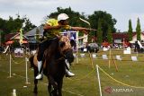 Peserta menembakkan anak panah pada sasaran saat mengikuti turnamen panahan berkuda di Lapangan Nongkodono, Ponorogo, Jawa Timur, Sabtu (23/7/2022). Turnamen terbuka panahan berkuda yang diikuti 18 peserta terdiri kelas beginner dan junior dari sejumlah daerah di Jawa Timur dan Jawa Tengah tersebut dalam rangka perayaan Grebeg Suro menyambut tahun baru Islam sekaligus tahun baru dalam penanggalan Jawa. ANTARA Jatim/Siswowidodo/zk