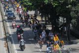 Pesepeda BMX mengikuti konvoi dalam rangka peringatan Hari BMX sedunia di Jalan Soekarno-Hatta, Bandung, Jawa Barat, Minggu (24/7/2022). Ratusan pesepeda BMX dari berbagai kota di Jawa Barat dan Jakarta hingga Bali mengikuti peringatan Hari BMX Internasional yang dimulai dengan konvoi BMX bersama serta unjuk kemahiran dan parade kostum unik. ANTARA FOTO/Raisan Al Farisi/agr
