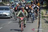 Pesepeda BMX mengikuti konvoi dalam rangka peringatan Hari BMX sedunia di Jalan Soekarno-Hatta, Bandung, Jawa Barat, Minggu (24/7/2022). Ratusan pesepeda BMX dari berbagai kota di Jawa Barat dan Jakarta hingga Bali mengikuti peringatan Hari BMX Internasional yang dimulai dengan konvoi BMX bersama serta unjuk kemahiran dan parade kostum unik. ANTARA FOTO/Raisan Al Farisi/agr
