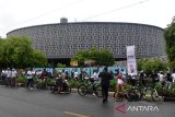 Sejumpah peserta olahraga bersepeda mengunjungi objek wisata Museum Tsunami di  Banda Aceh, Aceh, Minggu (24/7/2022). Kegiatan olahraga bersepeda yang diikuti warga kota dan wistawan mengunjungi Museum Tsunami, PLTD Apung , Masjid Raya Baiturrahman dan beberapa objek wisata tsunami di pesisir pantai tersebut salah satu upaya untuk memperkenalkan dan mempromosikan sejumlah objek wsiata budaya dan situs sejarah di Aceh.  ANTARA FOTO/Ampelsa.