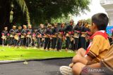 Sejumlah anak memainkan permainan egrang batok pada Festival Memengan (mainan) Tradisional di Taman Blambangan, Banyuwangi, Jawa Timur, Sabtu (23/7/2022). Festival yang digelar untuk memperingati Hari Anak Nasional itu selain untuk mendidik karakter anak juga sebagai upaya melestarikan permainan tradisional. ANTARA Jatim/Budi Candra Setya/zk