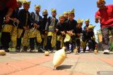 Sejumlah anak memainkan permainan gasing pada Festival Memengan (mainan) Tradisional di Taman Blambangan, Banyuwangi, Jawa Timur, Sabtu (23/7/2022). Festival yang digelar untuk memperingati Hari Anak Nasional itu selain untuk mendidik karakter anak juga sebagai upaya melestarikan permainan tradisional. ANTARA Jatim/Budi Candra Setya/zk