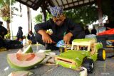 Seorang anak membuat permainan mobil-mobilan dari kulit jeruk bali pada Festival Memengan (mainan) Tradisional di Taman Blambangan, Banyuwangi, Jawa Timur, Sabtu (23/7/2022). Festival yang digelar untuk memperingati Hari Anak Nasional itu selain untuk mendidik karakter anak juga sebagai upaya melestarikan permainan tradisional. ANTARA Jatim/Budi Candra Setya/zk