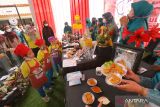 Anak-anak menjadi juri makanan sehat pada Festival Posyandu Kreatif, Banyuwangi, Jawa Timur, Sabtu (23/7/2022). Festival tersebut selain digelar untuk menigkatkan inovasi para kader posyandu juga sebagai upaya pemerintah daerah setempat dalam percepatan pencegahan stunting.  ANTARA Jatim/Budi Candra Setya/zk