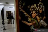 Pengunjung melihat lukisan yang terpampang dalam pameran seni rupa di salah satu pusat perbelanjaan Kabupaten Jombang, Jawa Timur, Sabtu (23/7/2022). Pameran seni rupa dengan tema 