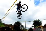 Pebalap sepeda gunung (MTB) Jawa Tengah Kategori Men Elite Dedik Handika memacu sepedanya pada  Kejuaraan Nasional (Kejurnas) Indonesian National Championship (INC) 2022 di Sirkuit Gantasan, Banyuwangi, Jawa Timur, Minggu (24/7/2022). Kejurnas Balap sepeda pada nomor Downhill mempertandingkan kategori Youth, Junior dan Elite. ANTARA Jatim/Budi Candra Setya/zk