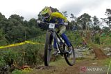 Pebalap sepeda gunung (MTB) Sumatera Selatan Kategori Men Elite Bima Fikri memacu sepedanya pada  Kejuaraan Nasional (Kejurnas) Indonesian National Championship (INC) 2022 di Sirkuit Gantasan, Banyuwangi, Jawa Timur, Minggu (24/7/2022). Kejurnas Balap sepeda pada nomor Downhill mempertandingkan kategori Youth, Junior dan Elite. ANTARA Jatim/Budi Candra Setya/zk