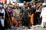 Rombongan dari keraton kasunanan Surakarta berjalan menuju gua Selomangleng di Gunung Klotok, Kota Kediri, Jawa Timur, Sabtu (23/7/2022). Doa bersama di gua yang diyakini sebagai tempat pertapaan putri mahkota raja Airlangga Dewi Kilisuci tersebut sebagai upaya napak tilas leluhur keraton kasunanan Surakarta. ANTARA Jatim/Prasetia Fauzani/zk