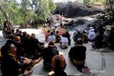  Rombongan dari keraton kasunanan Surakarta memanjatkan doa di kawasan gua Selomangleng di Gunung Klotok, Kota Kediri, Jawa Timur, Sabtu (23/7/2022). Doa bersama di gua yang diyakini sebagai tempat pertapaan putri mahkota raja Airlangga Dewi Kilisuci tersebut sebagai upaya napak tilas leluhur keraton kasunanan Surakarta. ANTARA Jatim/Prasetia Fauzani/zk