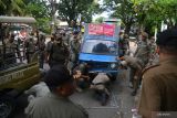 Petugas Satuan Polisi Pamong Praja (Satpol PP) mengaman mobil warga yang digunakan sebagai tempat berjualan saat operasi penertiban di salah satu kawasan Kota Banda Aceh, Aceh, Senin (25/7/2022). Petugas Satpol PP menertibakan sejumlah tempat berjualan pedagang liar yang beroperasi di sepanjang jalan umum pusat kota  itu, untuk ketertiban dan ketentraman umum. ANTARA FOTO/Ampelsa.