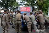 Petugas Satuan Polisi Pamong Praja (Satpol PP) mengaman mobil warga yang digunakan sebagai tempat berjualan saat operasi penertiban di salah satu kawasan Kota Banda Aceh, Aceh, Senin (25/7/2022). Petugas Satpol PP menertibakan sejumlah tempat berjualan pedagang liar yang beroperasi di sepanjang jalan umum pusat kota  itu, untuk ketertiban dan ketentraman umum. ANTARA FOTO/Ampelsa.