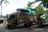 Petugas Satuan Polisi Pamong Praja (Satpol PP) mengaman kios pedagang saat operasi penertiban di salah satu kawasan Kota Banda Aceh, Aceh, Senin (25/7/2022). Petugas Satpol PP menertibakan sejumlah tempat berjualan pedagang liar yang beroperasi di sepanjang jalan umum pusat kota  itu, untuk ketertiban dan ketentraman umum. ANTARA FOTO/Ampelsa.