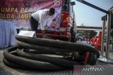 Petugas memeriksa barang bukti berupa selang besar saat pengungkapan kasus penyalahgunaan gas elpiji subsidi di Polda Jabar, Bandung, Jawa Barat, Senin (25/7/2022). Ditreskrimsus Polda Jabar berhasil mengungkap kasus penyalahgunaan gas elpiji subsidi yang terjadi di Patok Beusi, Kabupaten Subang dari 11 orang tersangka dengan belasan barang bukti serta subsidi negara yang dapat diselamatkan sekitar Rp9 miliar. ANTARA FOTO/Raisan Al Farisi/agr