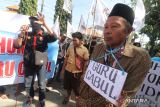 Pengunjuk rasa melakukan teatrikal saat aksi di depan Kantor Dinas Pendidikan, Kota Kediri, Jawa Timur, Senin (25/7/2022). Aksi gabungan dari sejumlah lembaga swadaya masyarakat tersebut menuntut agar oknum guru SD yang diduga telah mencabuli tujuh muridnya diberikan hukuman maksimal dan tidak selayaknya mendapatkan perlindungan dari Dinas Pendidikan. ANTARA ajtim/Prasetia Fauzani/zk