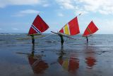 Sejumlah nelayan membawa perahu tradisional berukuran kecil saat mengikuti permainan adu kecepatan di Pantai Perancak, Jembrana, Bali, Selasa (26/7/2022). Permainan tersebut digelar sebagai hiburan untuk mengisi waktu luang para nelayan pada saat tidak bisa melaut, sekaligus melestarikan budaya nelayan di kawasan itu. ANTARA FOTO/Nyoman Hendra Wibowo/nym.