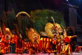 Sejumlah penari Reog Ponorogo tampil di atas panggung pada Festival Nasional Reog Ponorogo XXVIII di Alun-alun Ponorogo, Jawa Timur, Selasa (26/7/2022). Festival Nasional Reog Ponorogo yang diikuti 28 grup seni Reog Ponorogo dari berbagai daerah dalam rangka perayaan Grebeg Suro menyambut datangnya Tahun Baru Hijriyah sekaligus Tahun Baru dalam penanggalan Jawa tersebut rencananya berlangsung hingga 28 Juli mendatang. ANTARA Jatim/Siswowidodo/zk