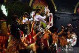 Sejumlah penari Reog Ponorogo tampil di atas panggung pada Festival Nasional Reog Ponorogo XXVIII di Alun-alun Ponorogo, Jawa Timur, Selasa (26/7/2022). Festival Nasional Reog Ponorogo yang diikuti 28 grup seni Reog Ponorogo dari berbagai daerah dalam rangka perayaan Grebeg Suro menyambut datangnya Tahun Baru Hijriyah sekaligus Tahun Baru dalam penanggalan Jawa tersebut rencananya berlangsung hingga 28 Juli mendatang. ANTARA Jatim/Siswowidodo/zk