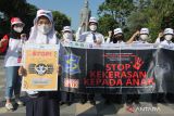 Sejumlah pelajar membentangkan poster dan spanduk di Jalan Gubernur Suryo, Surabaya, Jawa Timur, Rabu (27/7/2022). Aksi dalam rangka peringatan Hari Anak Nasional itu menyerukan Stop Kekerasan Kepada Anak. ANTARA Jatim/Didik Suhartono/zk